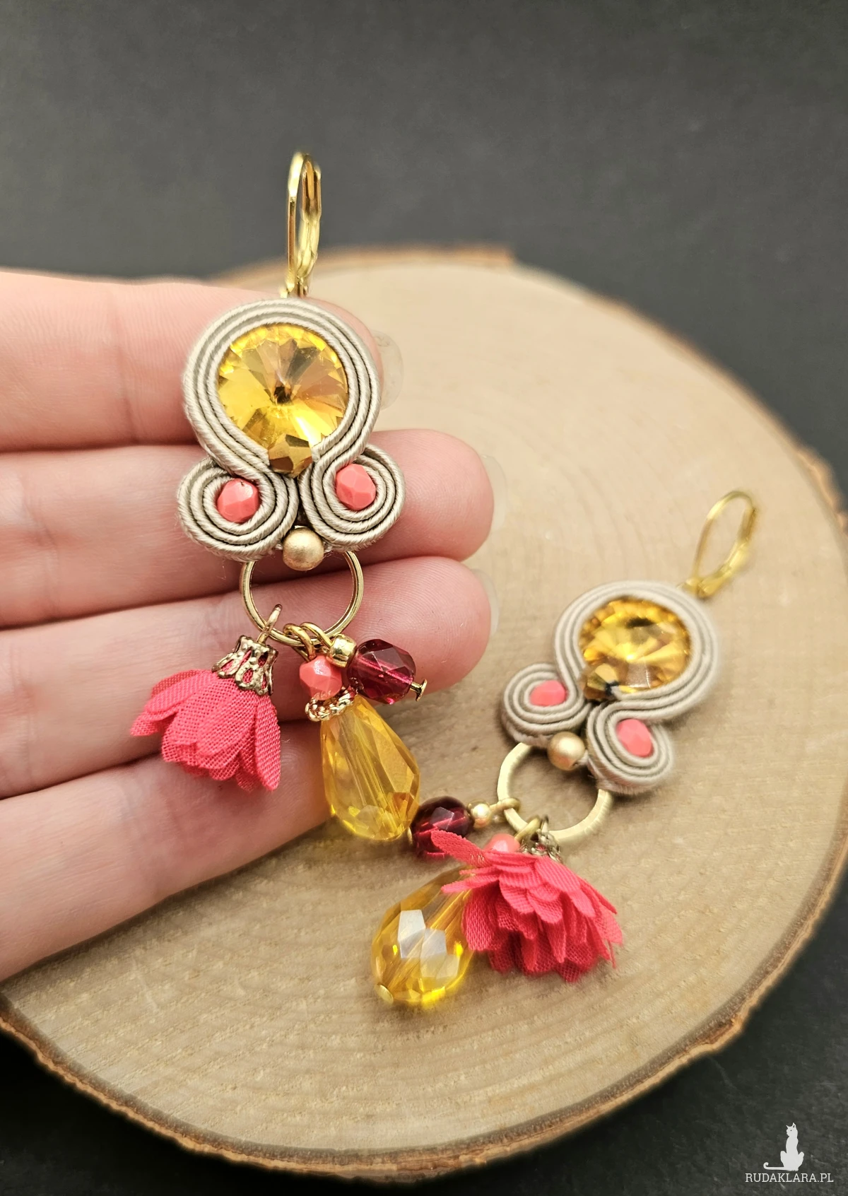 Beżowo kolorowe kolczyki sutasz z kryształkami 10